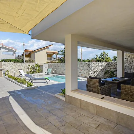 2 Bedroom Lovely In Holiday home
